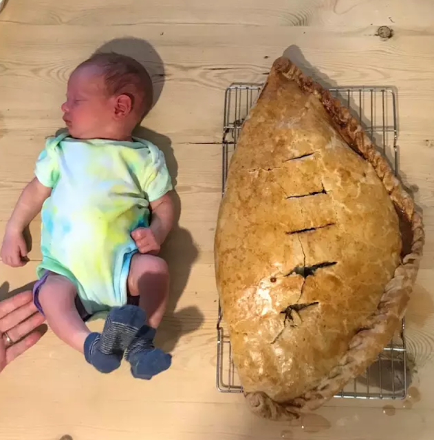Papá hornea pastel gigante del peso y tamaño de su hijo recién nacido