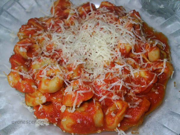 tortellinis rellenos en salsa de tomate