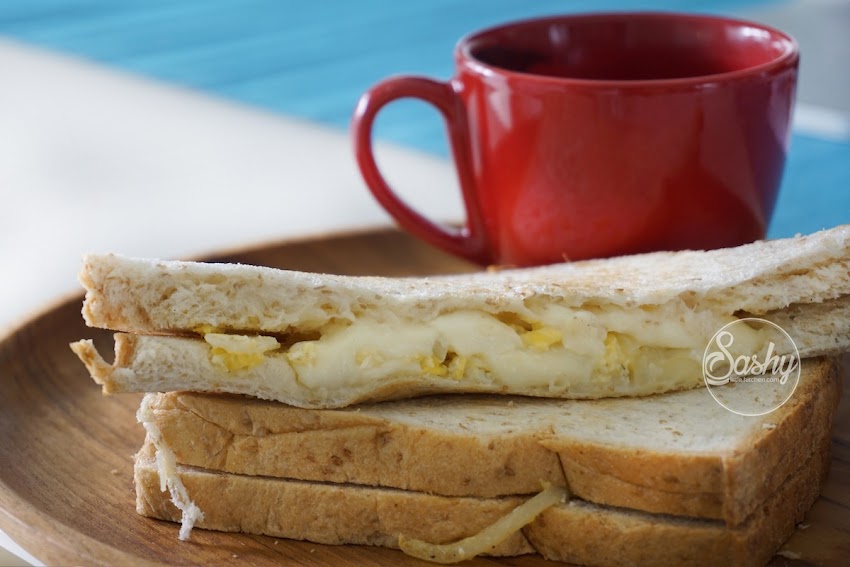 Simple Breakfast Sandwich (Caramelize onion, scramble egg and mozarella)