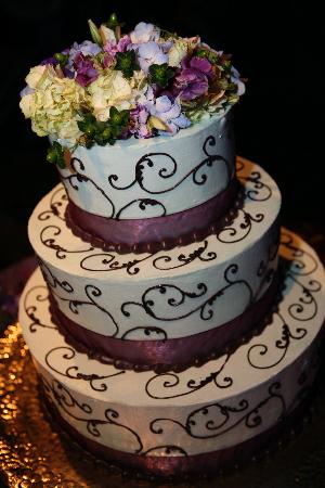 Four tips for a Unique and Personalized Wedding Cake while Cutting Costs
