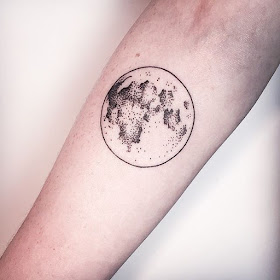 tatuaje luna llena antebrazo