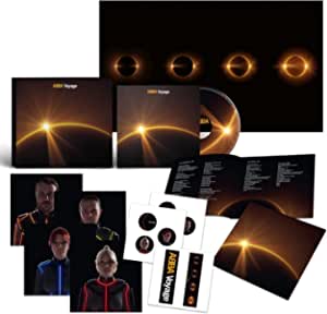 CD ABBA - Voyage: Versão Box Deluxe inclui pôster exclusivo, cards e cartela de adesivos. 
