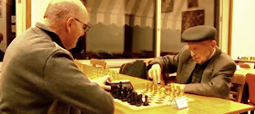 Joaquim Bosch i Codina disputando una partida de ajedrez