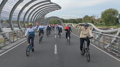 Wisata Gowes Bahagia, Komunitas Sepeda Lipat Sambil Berbagi Sembako