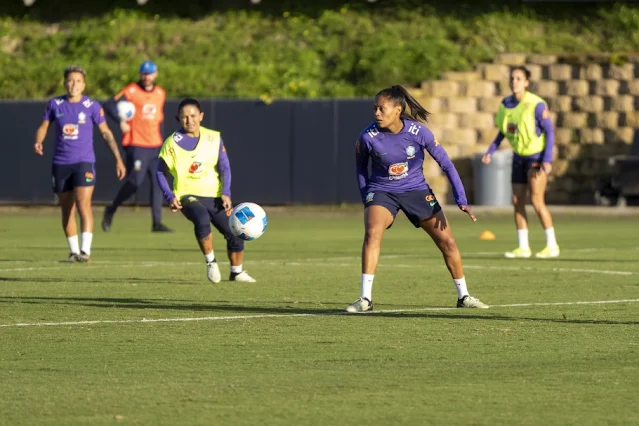 Antes da semifinal, Ary Borges diz que seleção feminina de futebol está evoluindo na Copa Ouro