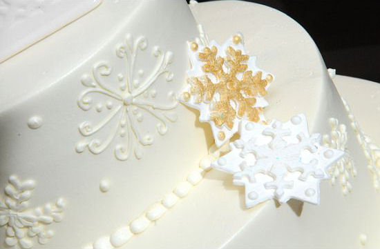 Today 39s wedding cake features two different kinds of snowflakes buttercream