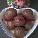 Yemas de coco con cubierta de chocolate