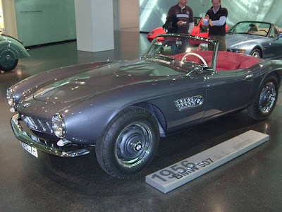 Munich – the capital of Bavaria, tourists rush to not only see the sculptures, fountains and traditional values, but also to touch the history of the Bavarian automaker. Ignites interest and the fact that the museum was a place near the BMW plant and central office building.