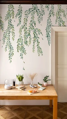 Uma opção super estilosa e minimalista é incorporar galhos e ramos na decoração das suas paredes. Pinte-os de maneira delicada, em tons neutros, e crie composições que remetam à simplicidade da natureza. É uma forma sutil de trazer o ar livre para dentro de casa!