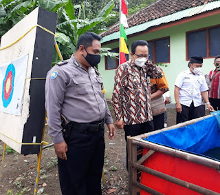 Bhabinkamtibmas Dampingi Wakil Walikota Yogyakarta Panen Anggur dan Lele di Kelurahan Gowongan