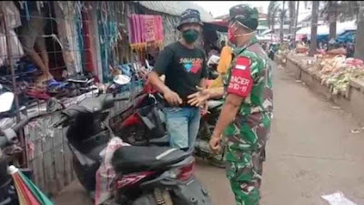 Guna mencegah Covid-19, Babinsa Koramil 0621-16/Leuwiliang Edukasi Pentingnya Penggunaan Masker.