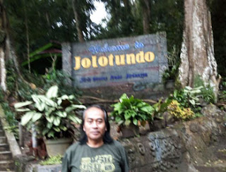 Penulis di Petirtaan Jolotundo, Trawas, Mojokerto