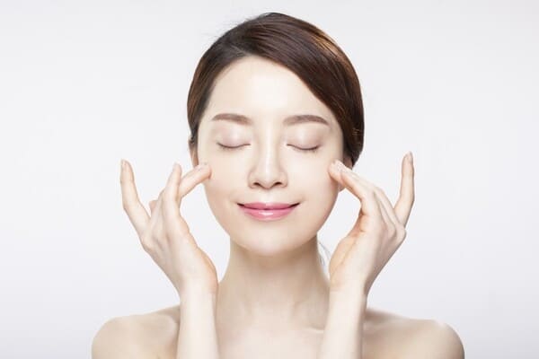 Nguyên nhân hình thành mụn đầu đen ở má và cách chăm sóc