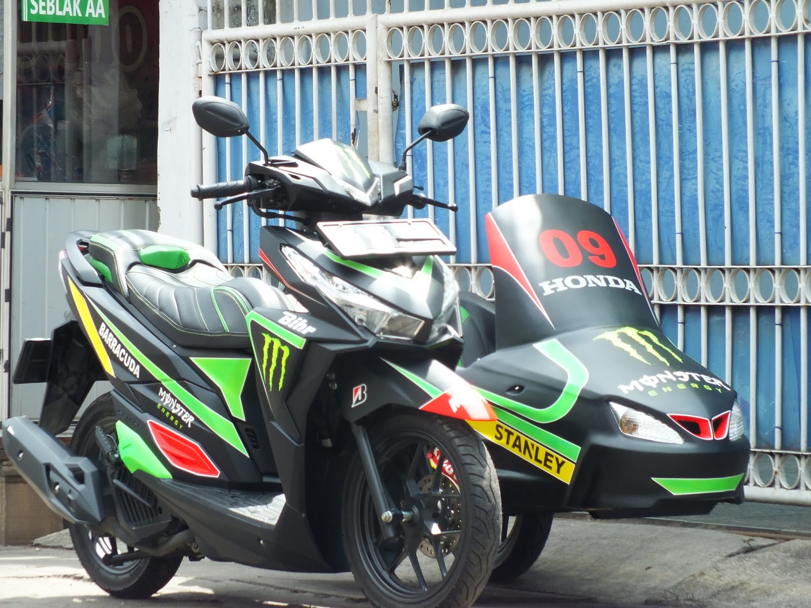 Ngecat MOTOR HONDA VARIO 150 SESPAN AIRBRUSH MONSTER ENERGY Pesanan