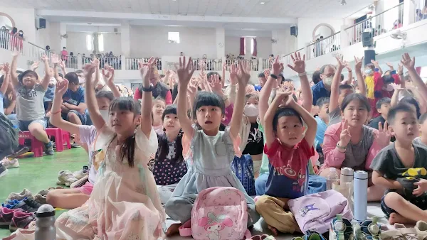 ▲萍蓬草兒童劇團在福興國中演出《格列佛遊記》，縣長王惠美出席與大家同樂，現場大朋友小朋友共計1000餘人，讓彰化縣的孩子們度過一個愉快的假期。（彰化縣文化局提供 ）