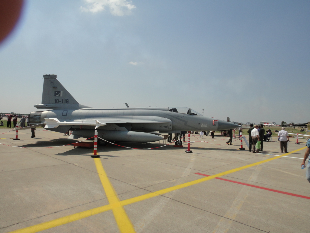 https://blogger.googleusercontent.com/img/b/R29vZ2xl/AVvXsEh3jVWEqawgkWHjnXxOnFc4HYEI72tU1f7EMLuVxVc0R9MsHUPi7XqoXMfOr3WMisXNqlieS6cEPWMNcxk4z56uBtkfqRyKlWurIlFKXUc1rHXZAGc9m92M3Ekn12JmGIzD5-ybdTnrhA/s1600/JF-17+Thunder+belonging+to+the+No+26+Squadron+%2527Black+Spiders%2527+and+F-16s+belonging+to+the+11th+squadron+%2527Arrows%2527+of+the+Pakistan+Air+Force+at+the+Izmir+Air+Show+in+Turkey.Turkey+raad+h2+h4+ls6+ft2+supersonic+mar1+%25282%2529.jpg
