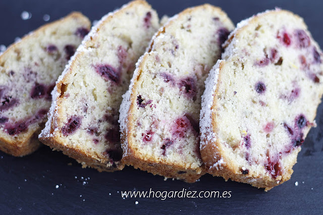 Plum cake con frutas del bosque