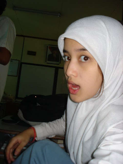 Foto Siswi SMA Berhijab, Putih Cantik (Katanya Artis)