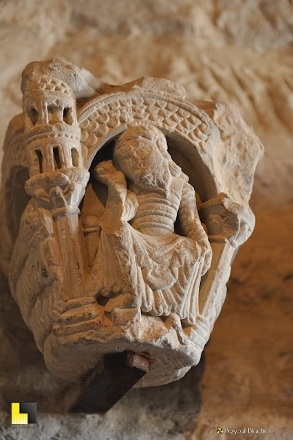 Chapiteau sculpté du château comtal de Carcassonne photo pascal blachier