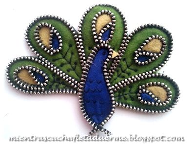 http://mientrascuchufletaduerme.blogspot.com.es/2013/07/broche-de-un-pavo-real.html