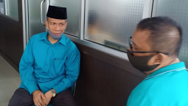 Foto: Siril Firdaus Ketika Diwawancarai Wartawan. Bayar Zakat Fitrah, Ke Baznas Kota Padang Aja, Ini Besarannya.