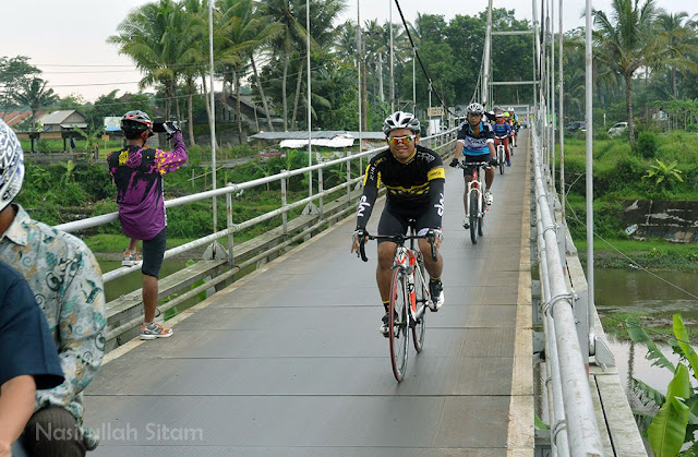 Melewati Jembatan