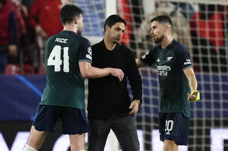 Arsenal's manager Mikel Arteta, center, Arsenal's Jorginho, right, and Arsenal's Declan Rice react after the Champions League Group B football match between Sevilla and Arsenal