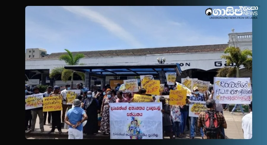 During-the-teachers-protest-a-parents-protest-in-the-fort-against-it