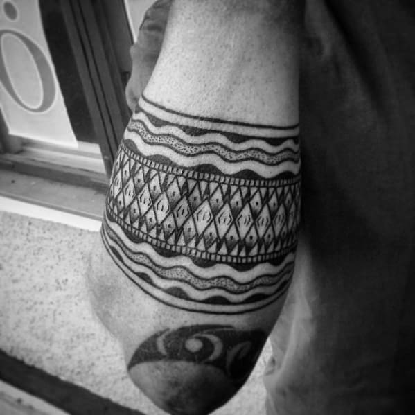 40 braçadeiras de tatuagens masculinas | Veja e inspire-se!