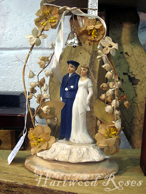 I fell headoverheels in love with this wedding cake topper