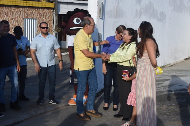 Prefeito Mano Medeiros entrega dois novos ônibus para reforçar o transporte escolar do município 