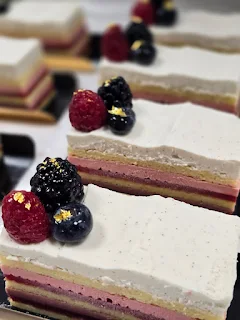 berry layer cake, blackberry, raspberry, blueberry, individual slices layer cake