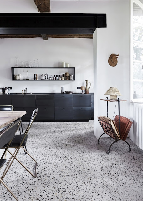 hellolovely-french-farmhouse-modern-black-kitchen-camargue-france