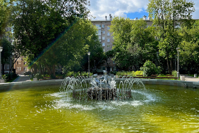 улица Бориса Галушкина, улица Касаткина, дворы, фонтан с медвежатами