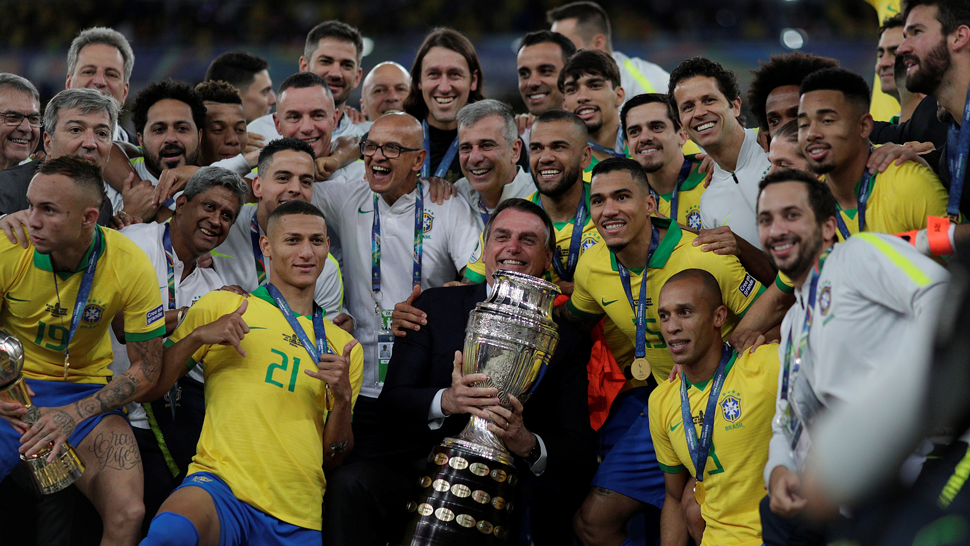 Bolsonaro pretende recuperar popularidad perdida con la Copa América de Brasil