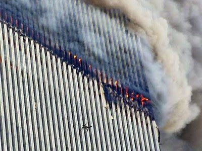 World Trade Center i brand, et menneske springer ud