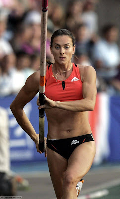 cute Yelena Isinbayeva pole vaulting action, sexy ass and abdominals - pic 1