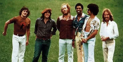 Fundada em 1969, a banda Little Feat é uma verdadeira lenda do rock americano. Com sua mistura única de rock, blues, funk e soul.