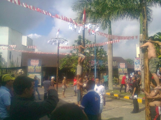 Lomba Panjat Pinang