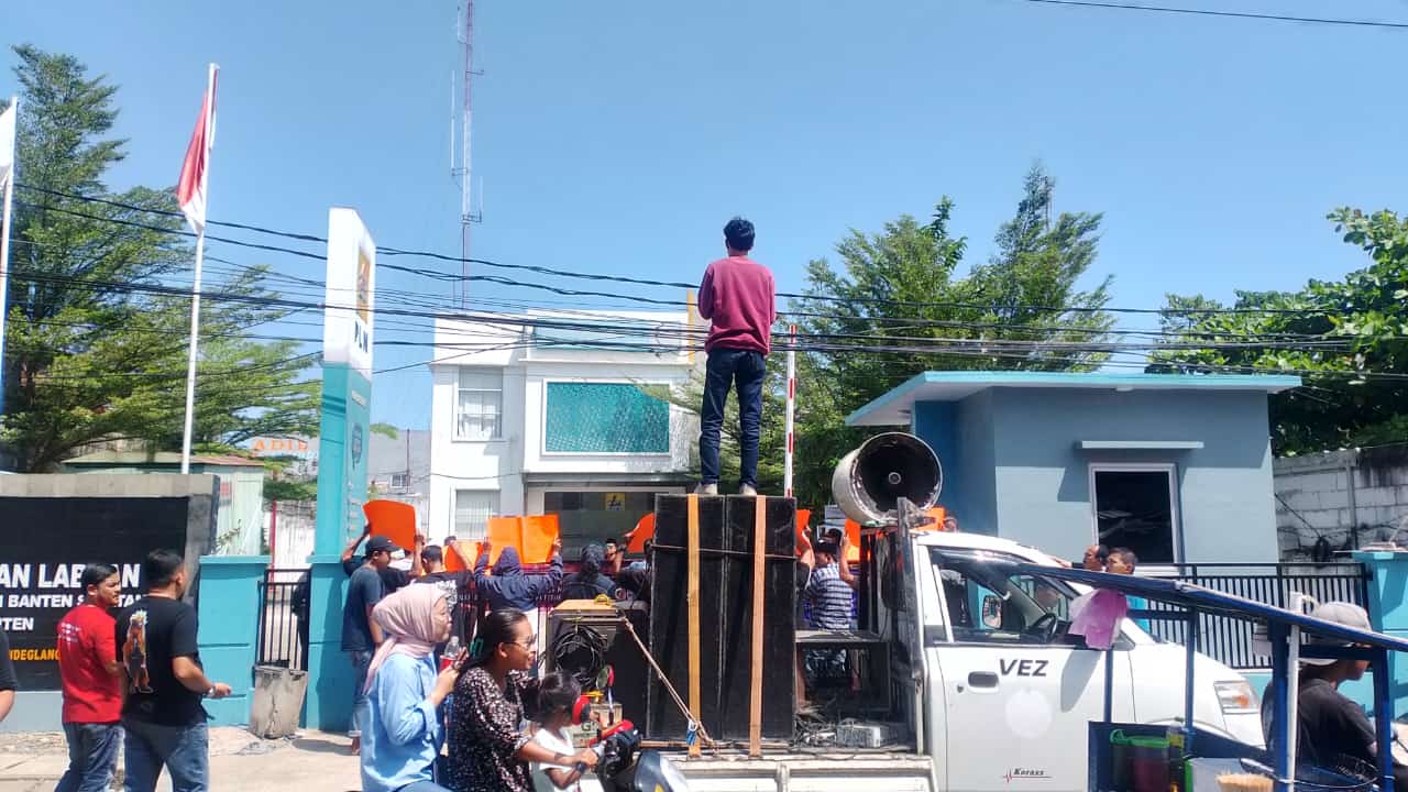 Kantor PLN Labuan di Demo Masyarakat