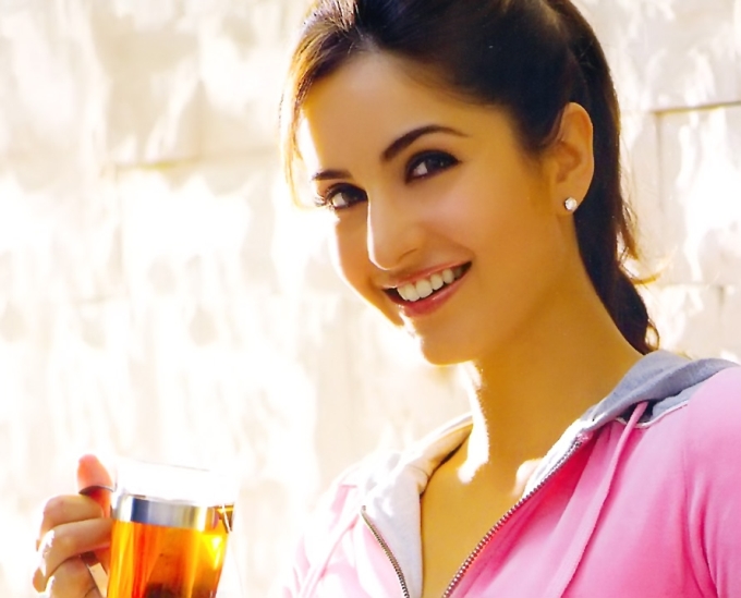 katrina kaif drink tea Posted by Naveed Arshad at 524 AM