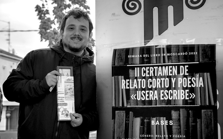 Borja Fernández posa con un obsequio por el premio