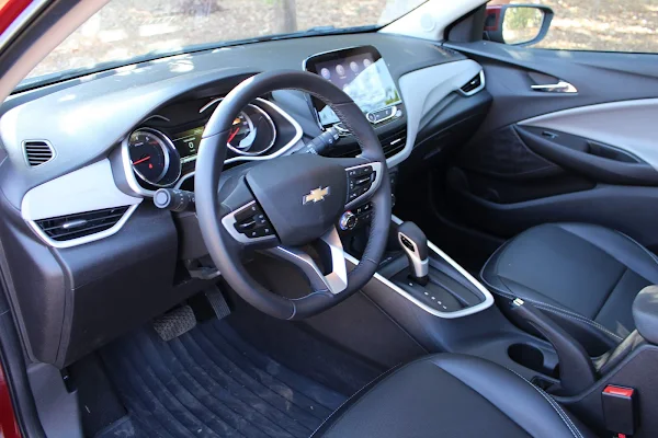 Chevrolet Onix Plus Premier 2023 - interior