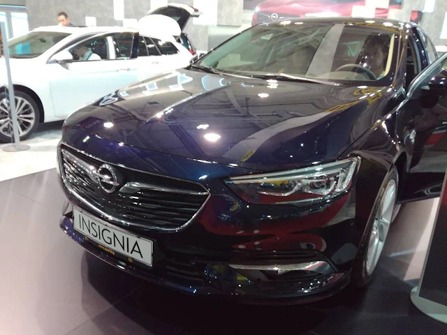 blue 2018 Opel Insignia 