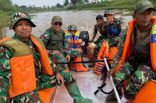 Pasca Banjir Akibat Hujan Deras Yang Mengguyur Kota dan Kabupaten Bandung  Dansektor 6 Pimpin Patroli Susuri Sungai Citarum.  