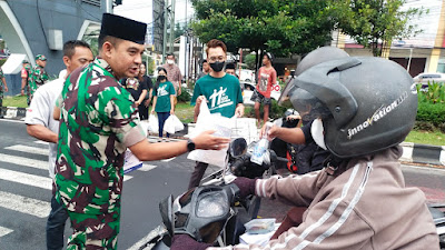 Sinergitas Kodim 0726/Sukoharjo dan Polres Sukoharjo Serta Komunitas Sosial Bagikan 15.000 Takjil