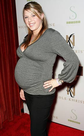 Jodie Sweetin looks happy to be expecting but the fashion choices are not 