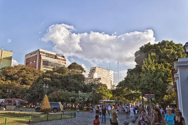 Gente paseando por Recoleta