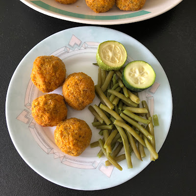 Fallafels à la courge butternut et aux noisettes accompagnés de légumes