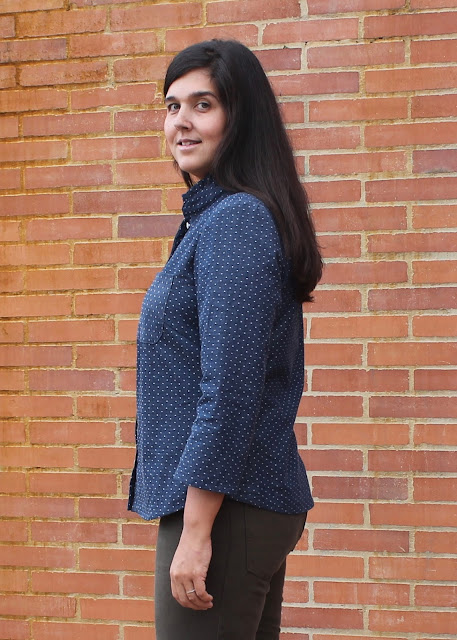Side view of a dotted chambray shirt sewn from the Simplicity 2246/Lisette Traveler sewing pattern.